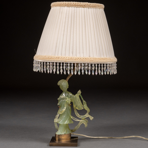 Lámpara de mesa china en bronce con figura de dama en jade verde del siglo XX.
