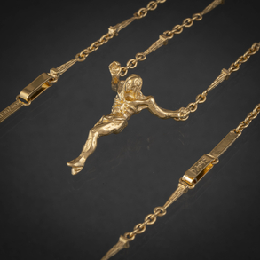 Cadena y figura de cristo en plata dorada