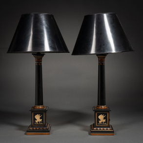 Pareja de lámparas de mesa estilo imperio en madera pintadas en negro del siglo XX.
